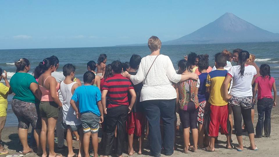 Embajadora USA en campamento de madres y niños con VIH
